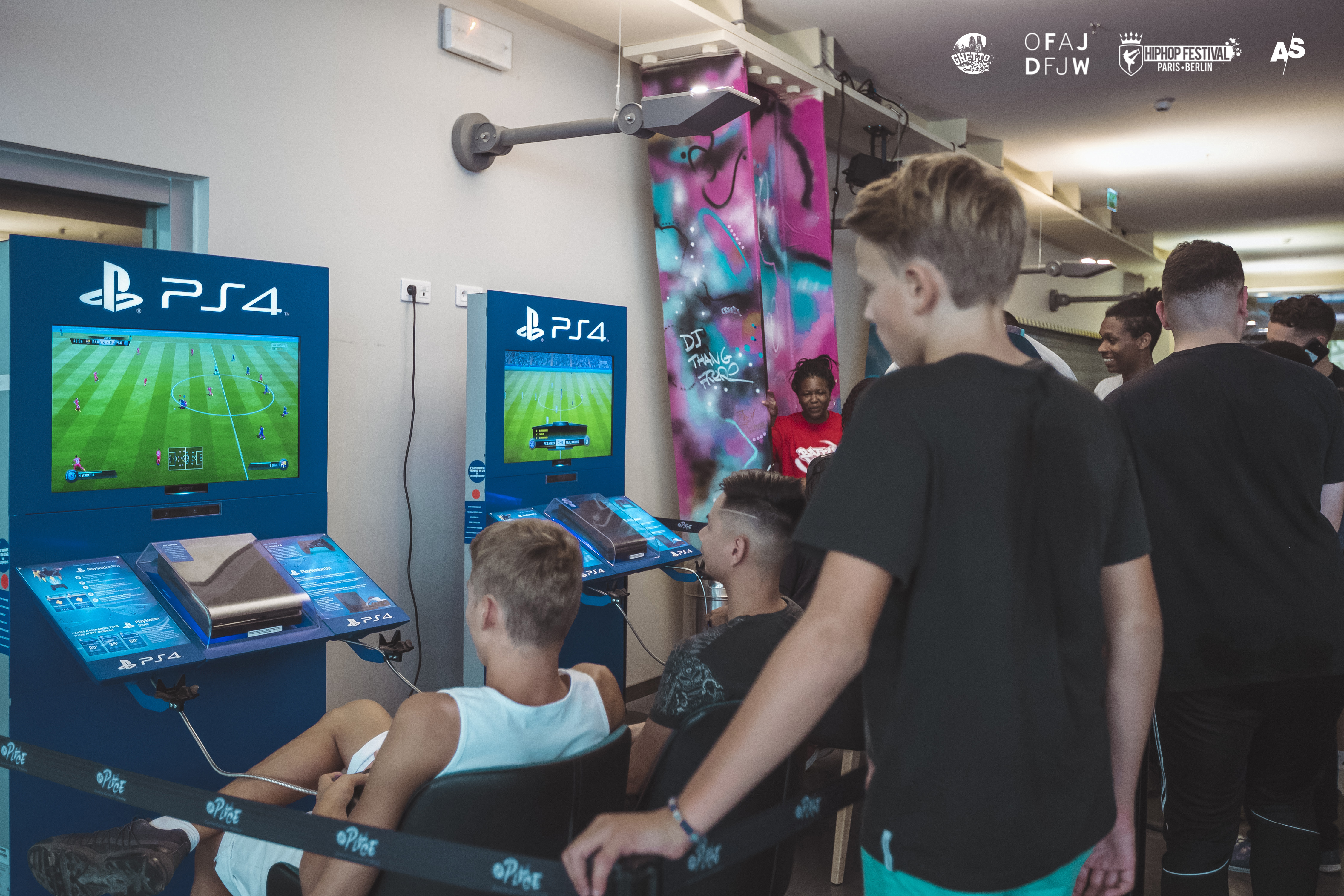 Zwei Jugendliche spielen ein Videospiel