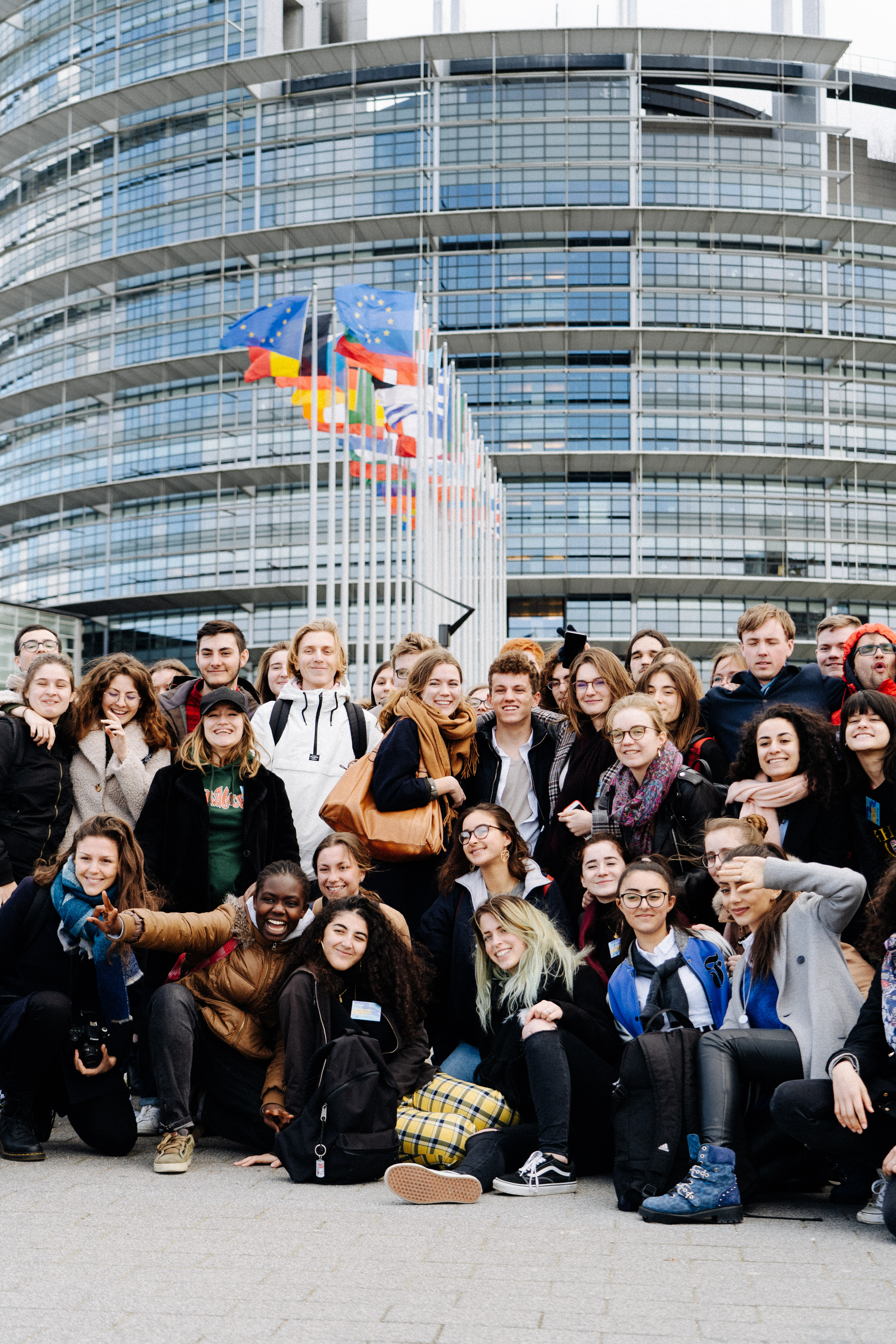 Jugendliche vor dem EU-Parlament