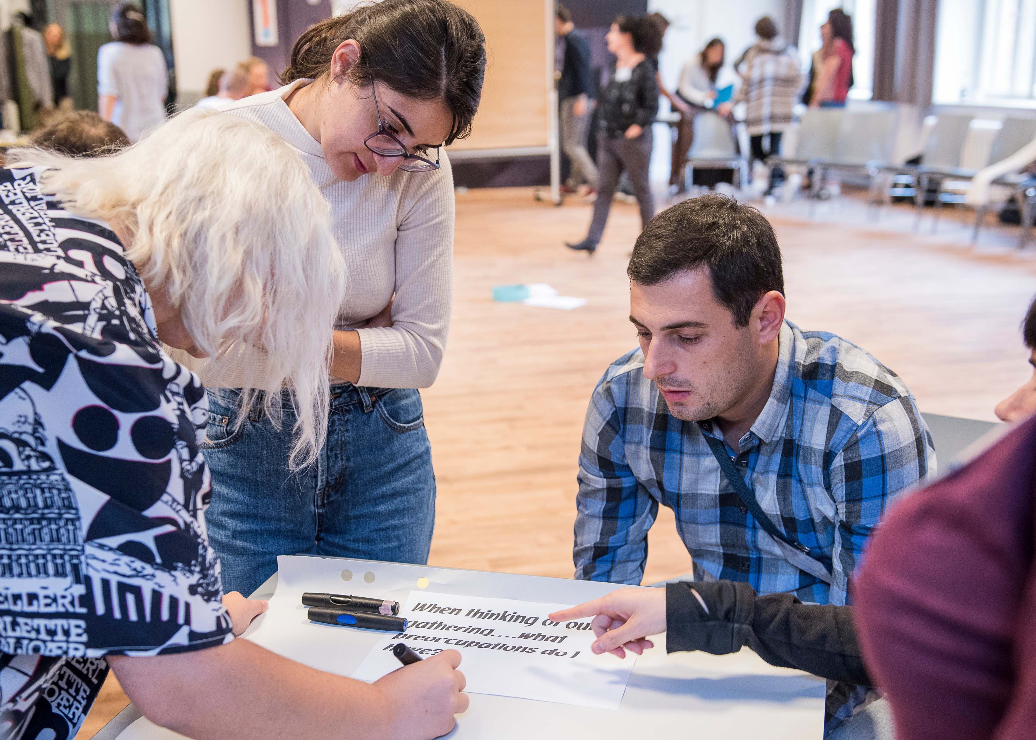 Des participantes et participants en plein échange