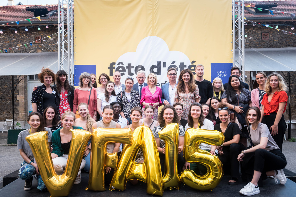 Agents de l'OFAJ et participants lors de la fête d'été