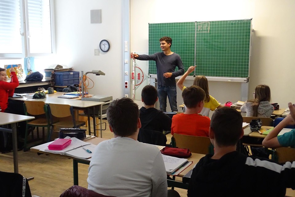 Enseignant stagiaire avec ses élèves