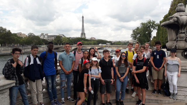 Gruppe Eiffelturm.jpg