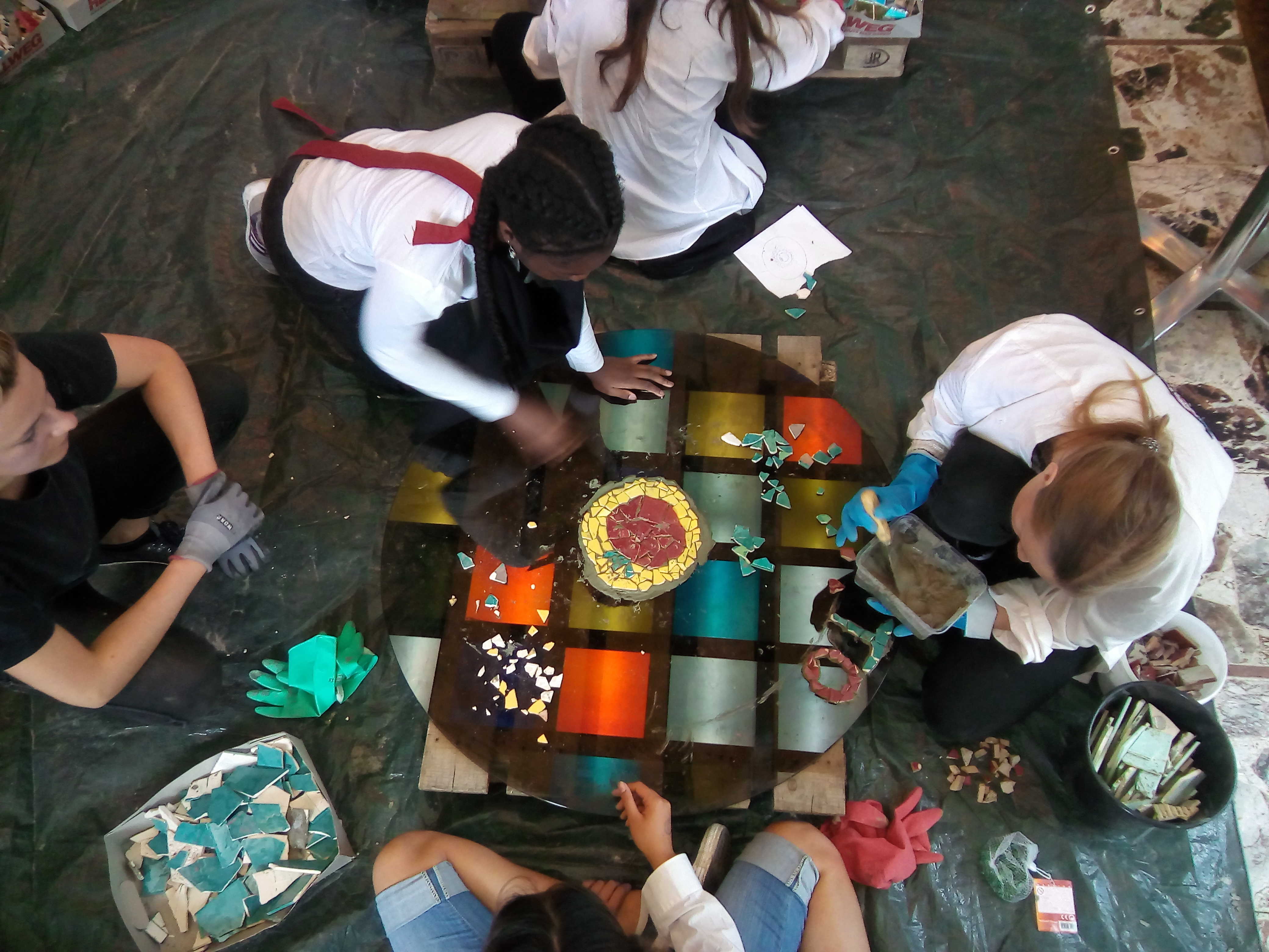 Travail en groupe sur la mosaïque.jpg