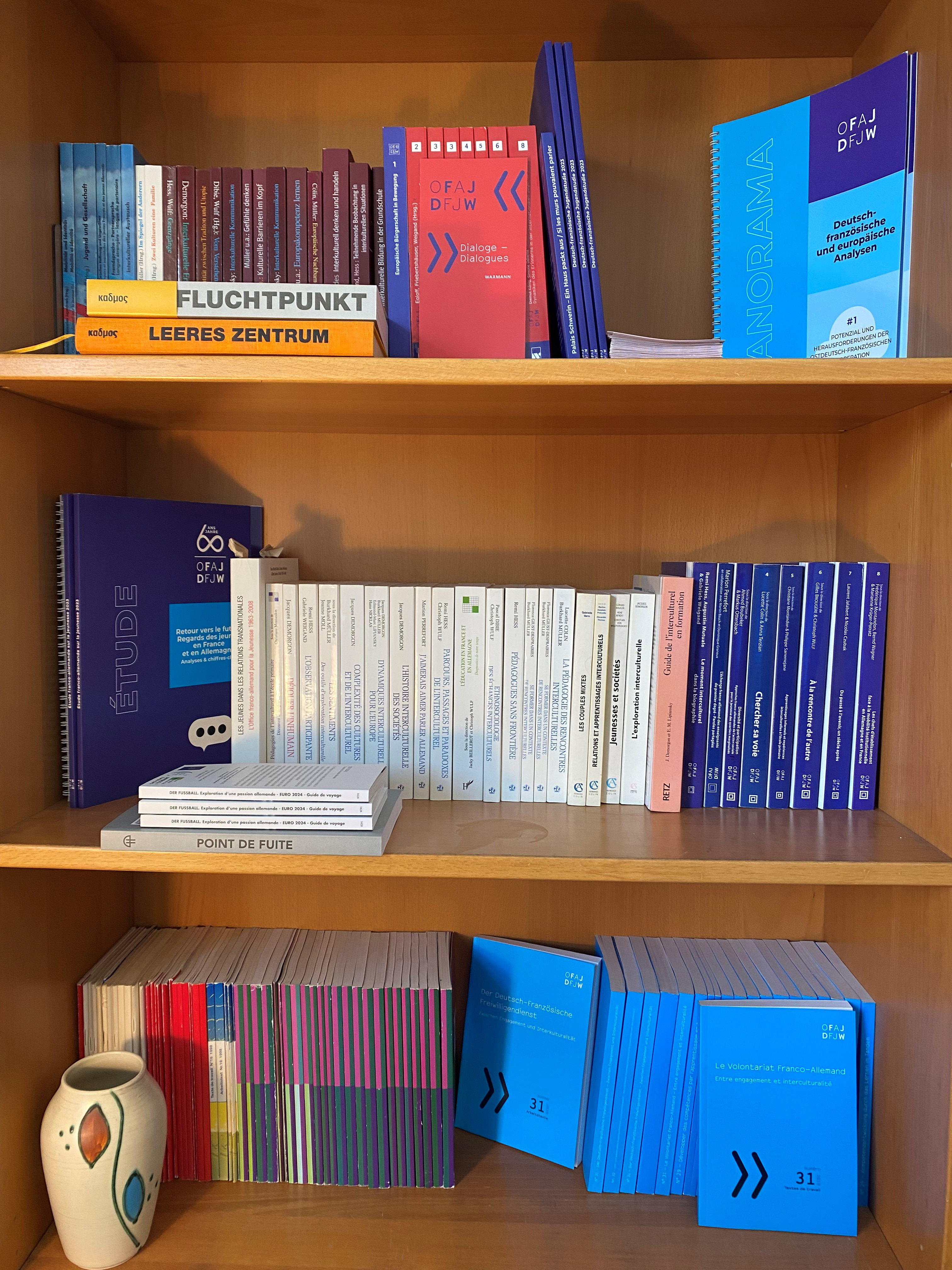 Bibliothèque avec les livres de la recherche de l'OFAJ