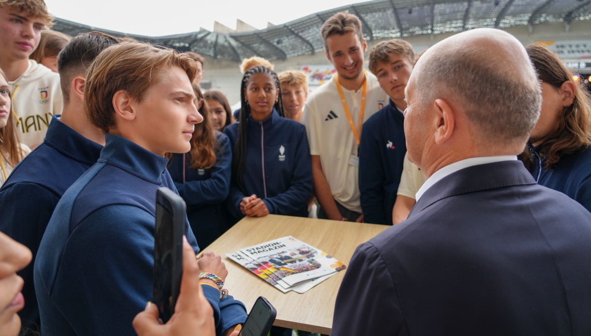 Olaf Scholz discute avec les jeunes