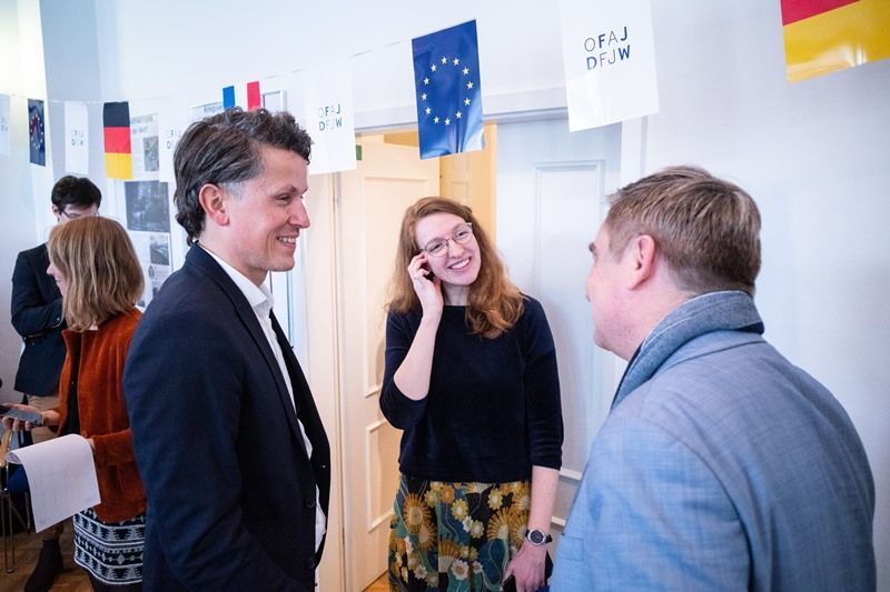 Le secrétaire d'État Mathias Weilandt en discussion avec Sarah Neis et Tobias Bütow (OFAJ)