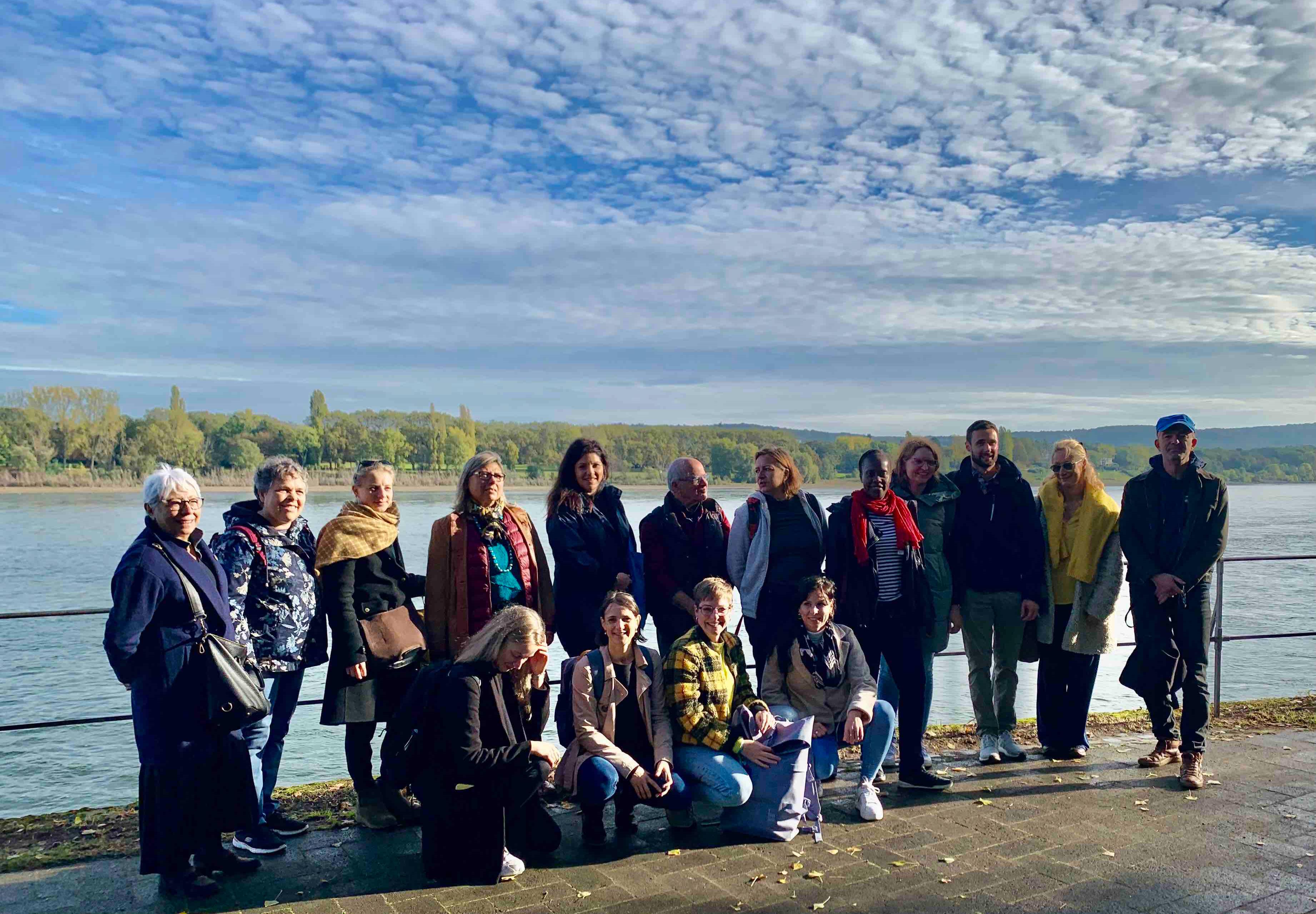 Gruppenfoto am Rhein.jpg
