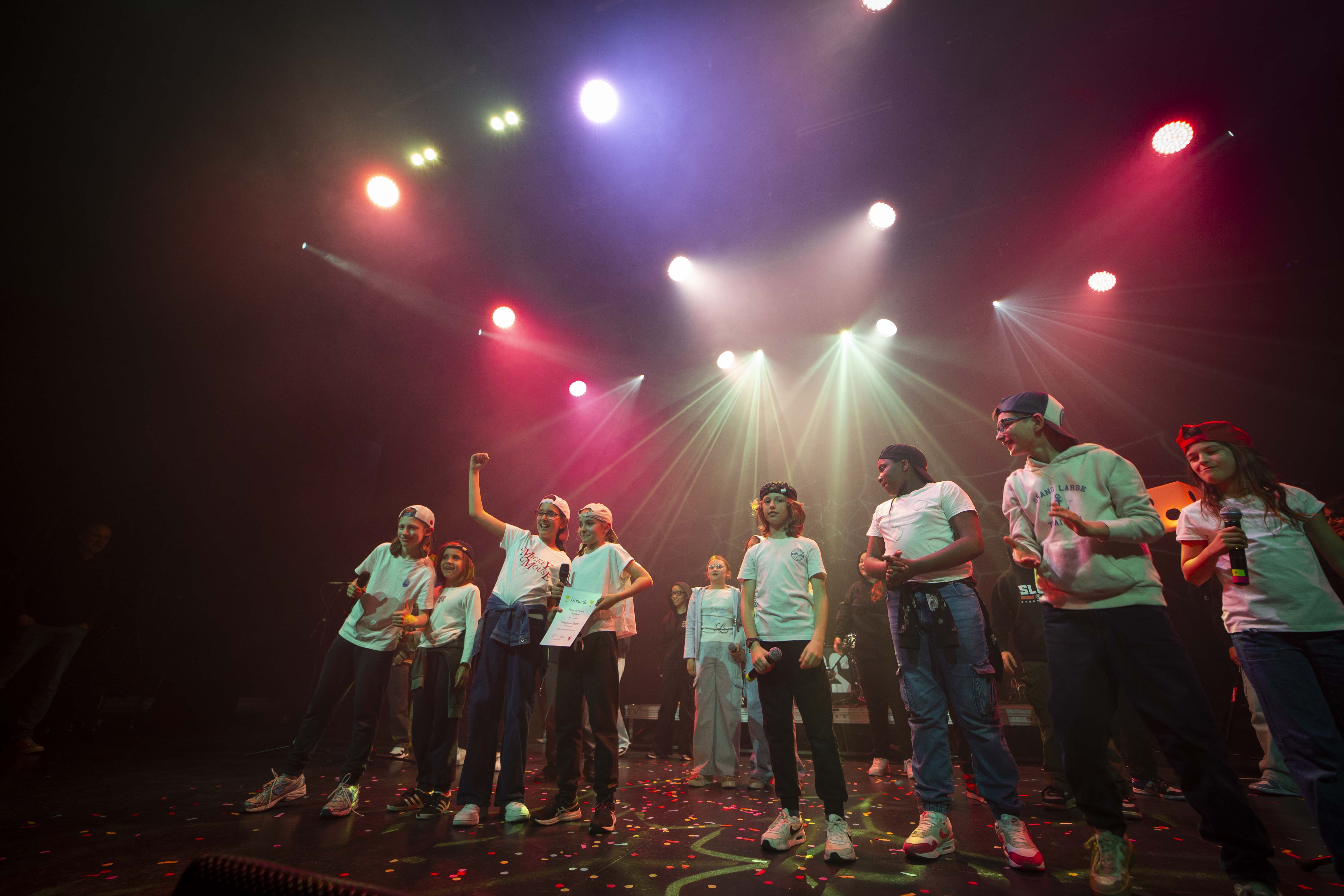 Participantes et participants de l'école du flow 2025 sur scène