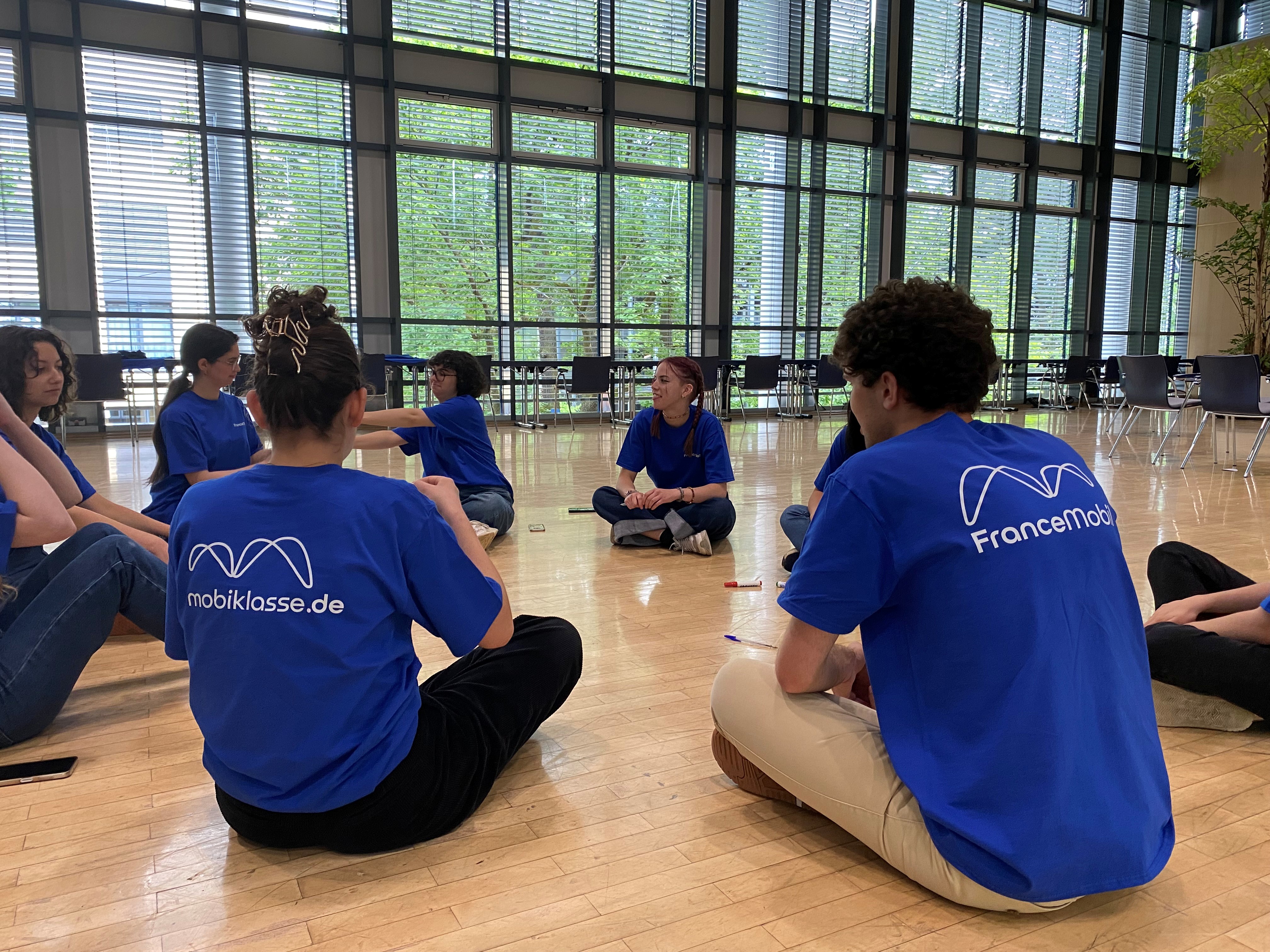 Des animatrices et animateurs FranceMobil et mobiklasse.de