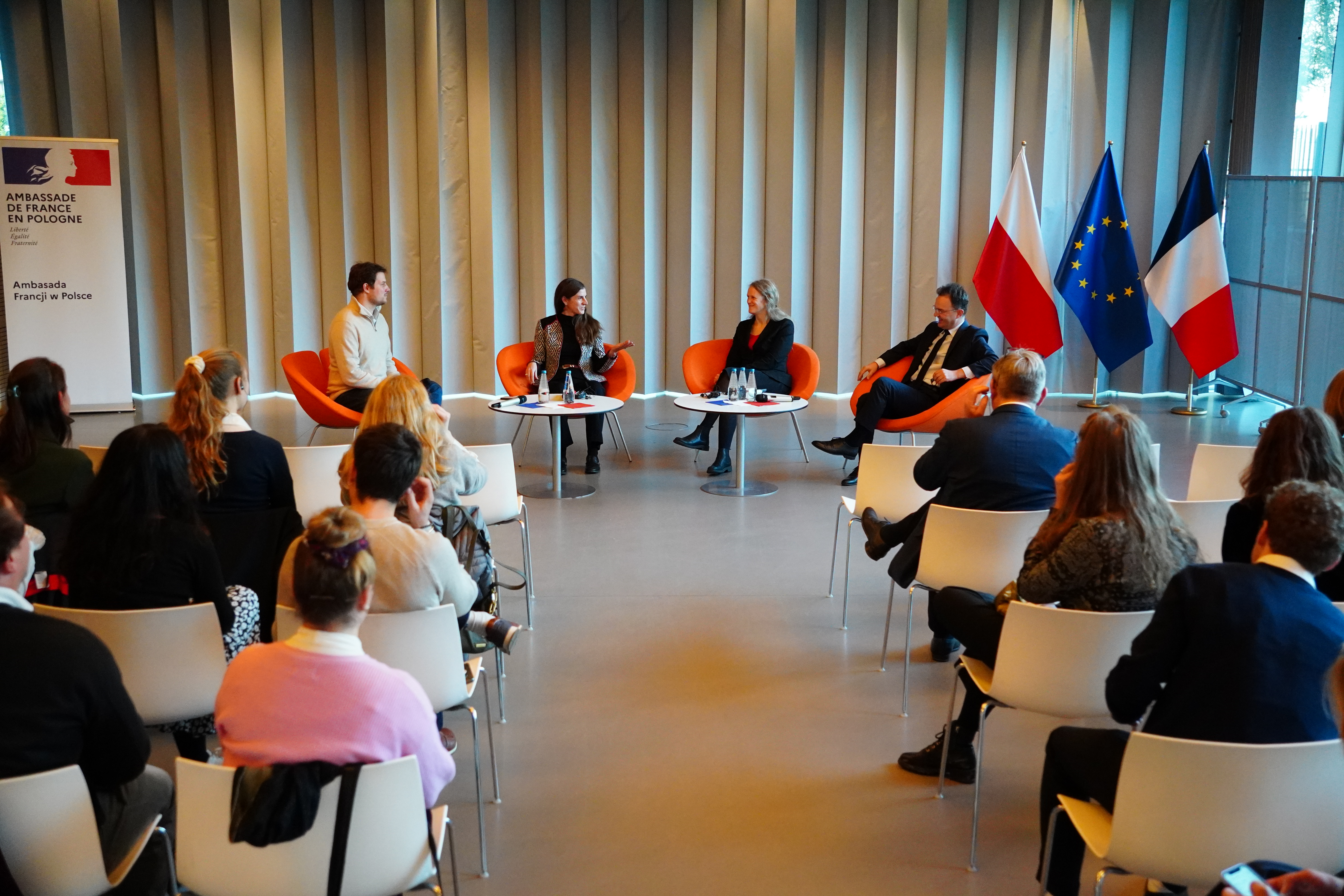 conference-a-l-ambassade-de-france-dans-le-cadre-de-la-3e-rencontre-de-la-generation-europe-2025-3.JPG