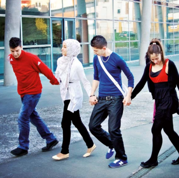 Quatre jeunes se tenant la main