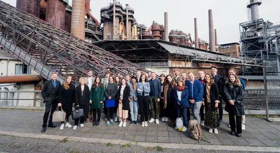 Les participantes et participants devant la Völklinger Hütte