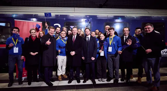 Les jeunes ambassadeurs et ambassadrices devant le train de nuit Berlin – Paris