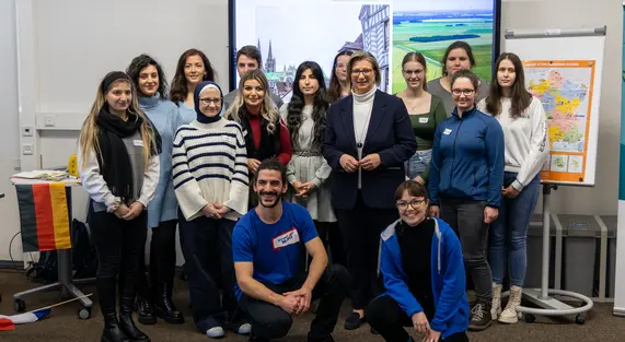 Photo de groupe avec Anke Rehlinger, les animateurs FranceMobil et les élèves