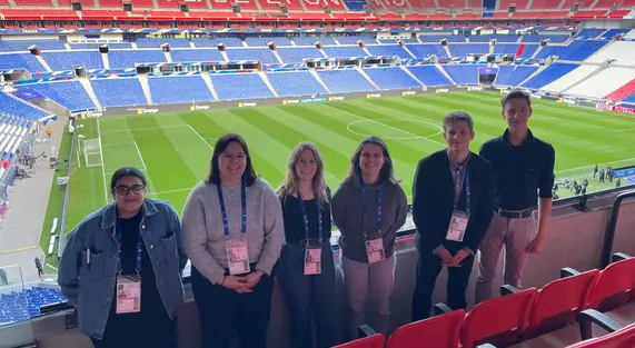 Les jeunes volontaires lors de la formation au Stade de Lyon