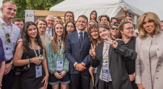 Les participantes et participants de la Fabrique de la démocratie  avec Emmanuel Macron et Frank-Walter Steinmeier