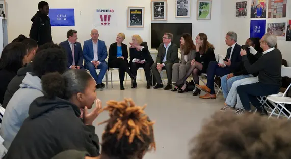 Manuela Schwesig rencontre des jeunes de l’association parisienne Espoir 18