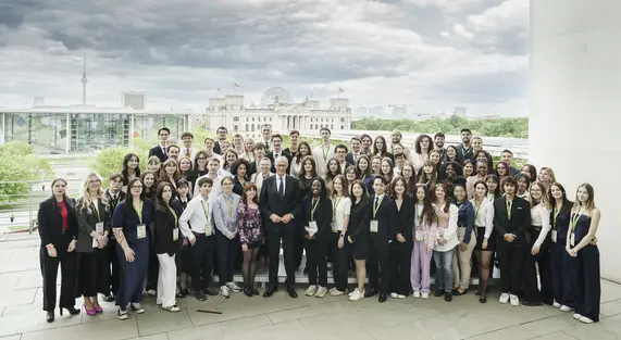 Les participantes et participants de Youth4Peace avec Friedrich Merz