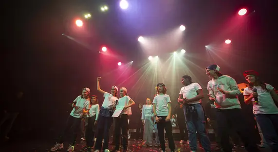 Participantes et participants de l'école du flow 2025 sur scène