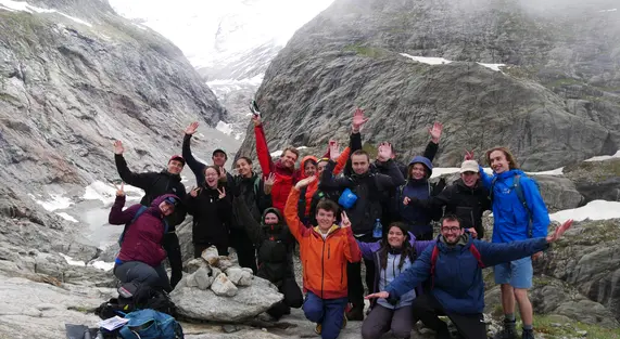 photo de groupe des jeunes alpinistes