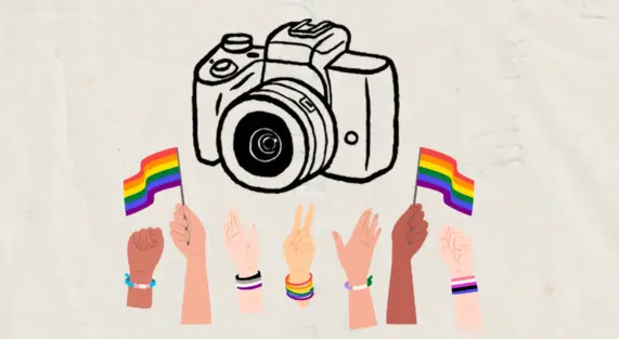 Un appareil photo en haut, de mains avec des drapeau lgbt en pas.