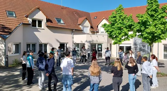Des élèves devant une école