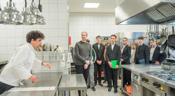 journee-decouverte-dans-les-cuisines-de-l-ambassade-de-france-4.jpg