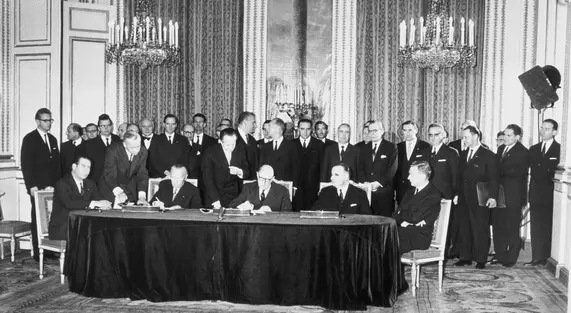 unterzeichnung-elysee-vertrag-bundesbildstelle.jpg