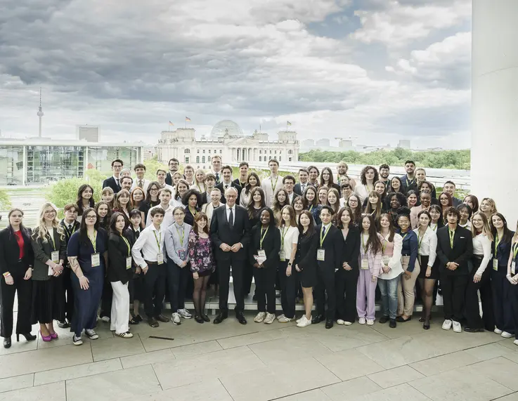 Les participantes et participants de Youth4Peace avec Friedrich Merz