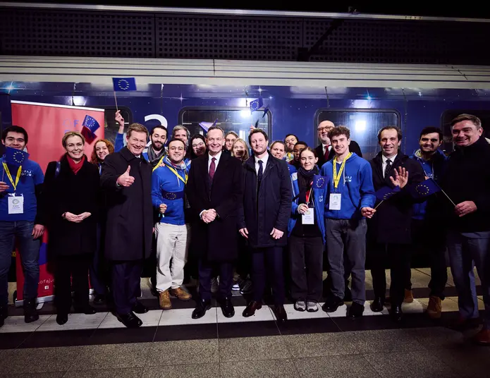 Les jeunes ambassadeurs et ambassadrices devant le train de nuit Berlin – Paris