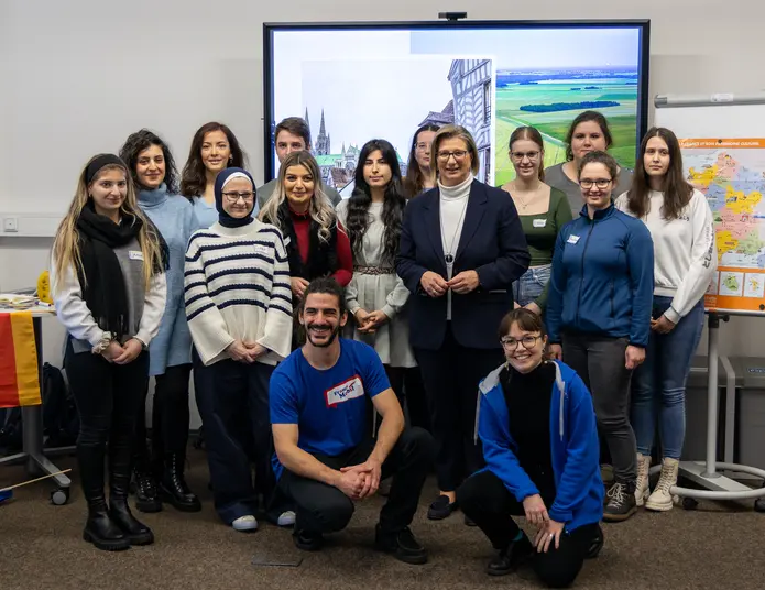 Photo de groupe avec Anke Rehlinger, les animateurs FranceMobil et les élèves