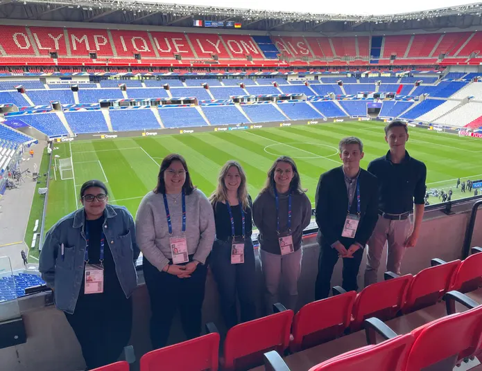 Les jeunes volontaires lors de la formation au Stade de Lyon