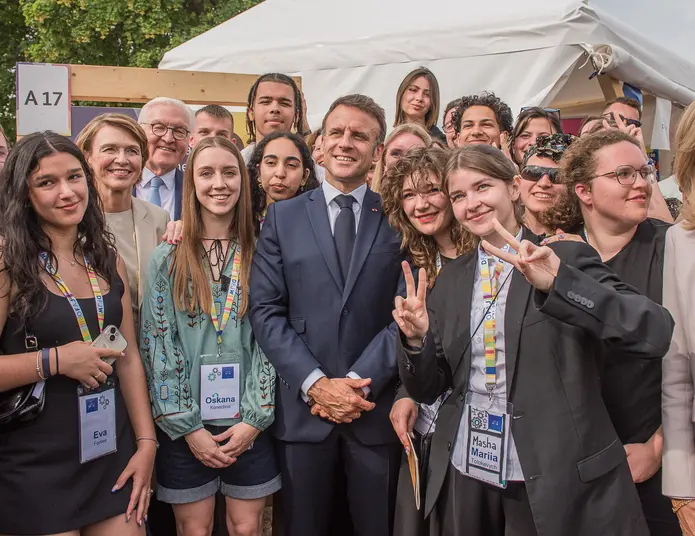 Les participantes et participants de la Fabrique de la démocratie  avec Emmanuel Macron et Frank-Walter Steinmeier