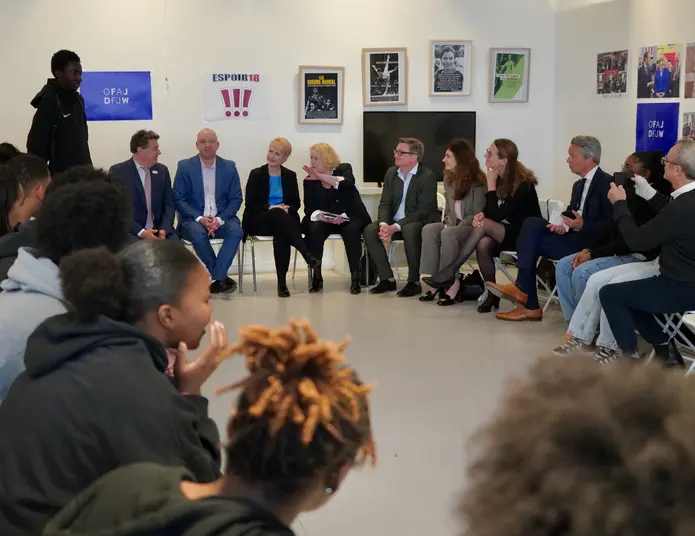 Manuela Schwesig rencontre des jeunes de l’association parisienne Espoir 18