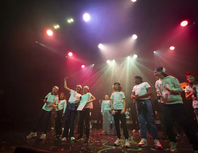 Participantes et participants de l'école du flow 2025 sur scène