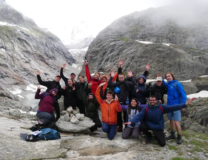 photo de groupe des jeunes alpinistes