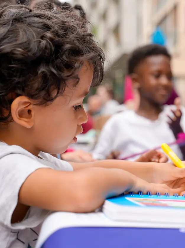 Kinder an einem DFJW-Infostand