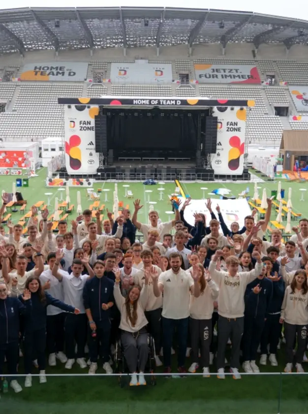 Photo de groupe lors de la visite d'Olaf Scholz