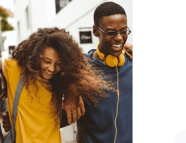 Deux jeunes participants à une rencontre