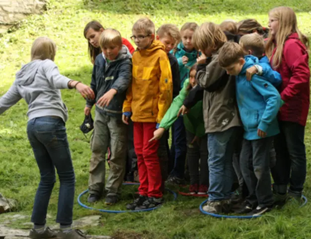 Un groupe d'enfants fait des activités à l'extérieur
