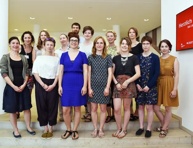 Des participants au programme pose devant le BIEF