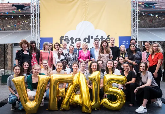 Agents de l'OFAJ et participants lors de la fête d'été