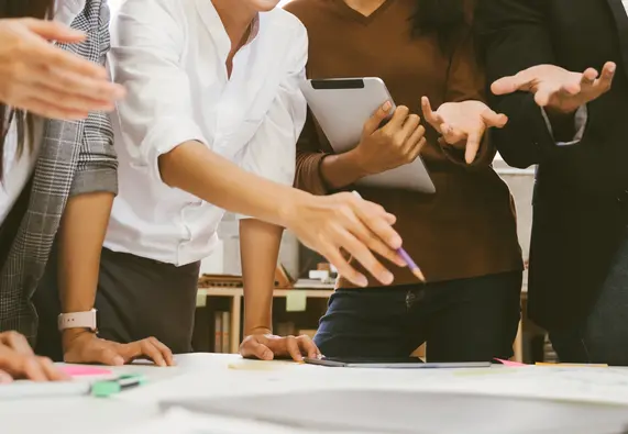 Des personnes discutent autour du table de réunion