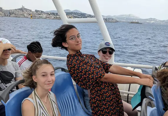 Trois participant et participantes Tandem sur la navette vers les îles du Frioul