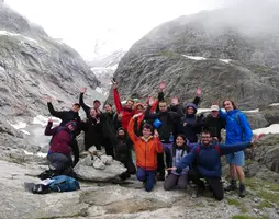photo de groupe des jeunes alpinistes
