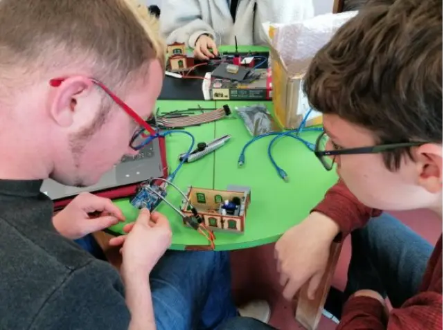 Deux jeunes travaillent à un montage électrique