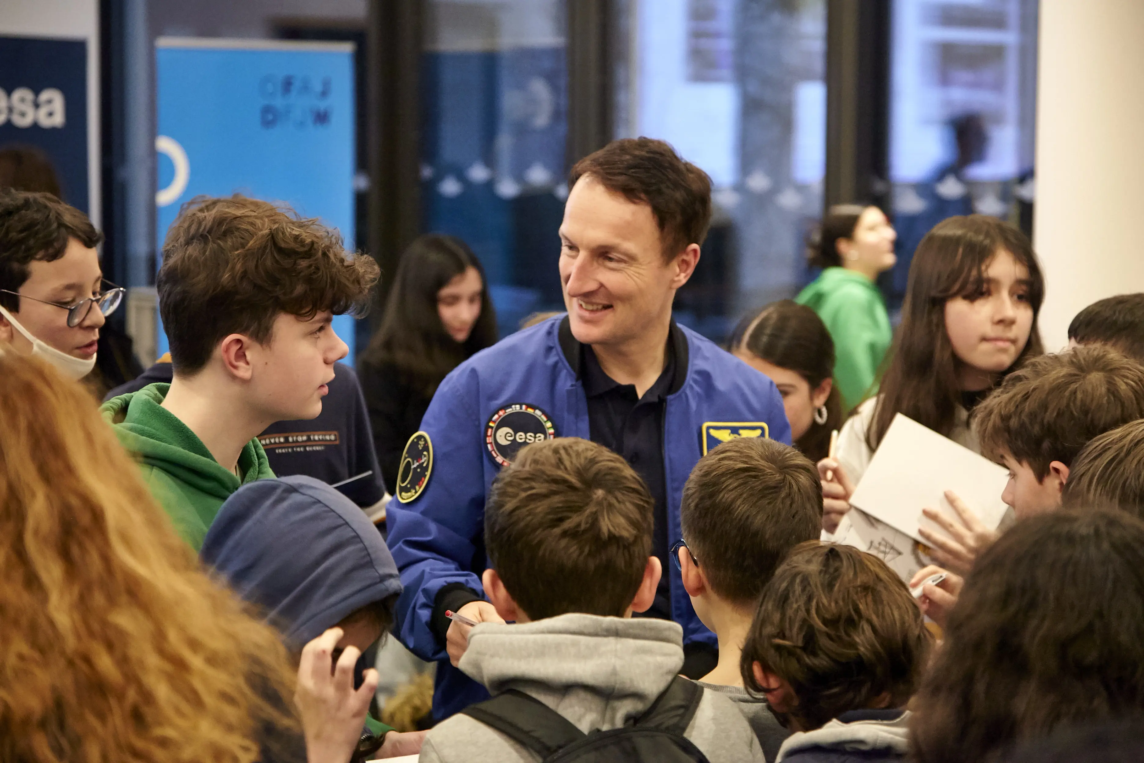 Des élèves échangent avec l'astronaute Matthias Maurer