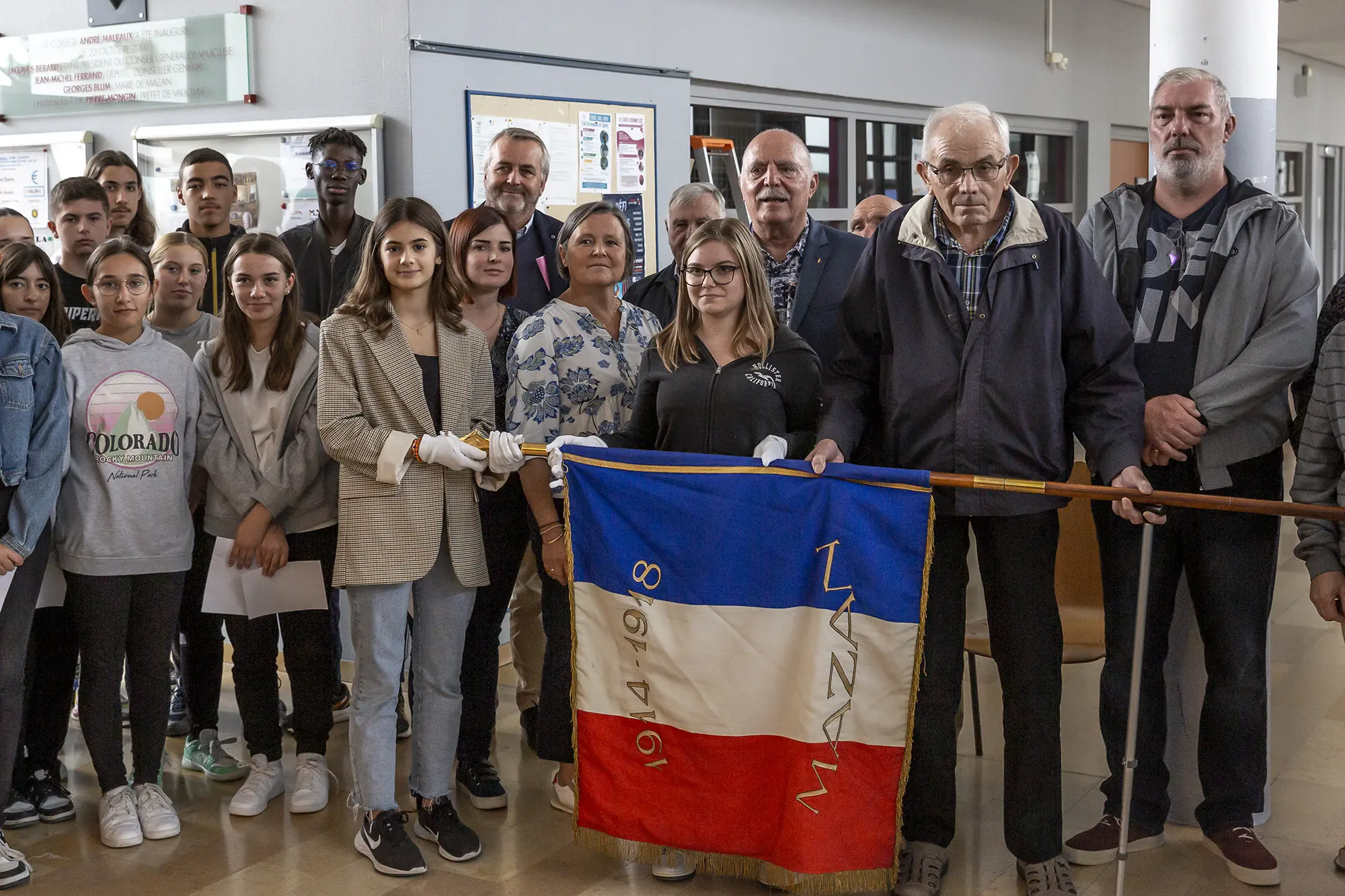 Remise du drapeau 1914-1918 de la commune par les anciens comabattants en octobre 2023