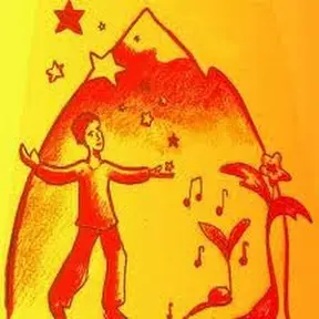 Un enfant les bras écartés, des étoiles au dessus de lui et des fleurs à côté, entourés de notes de musiques, le tout devant une montagne / En jaune et rouge