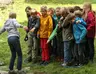 Un groupe d'enfants fait des activités à l'extérieur